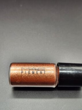 MAC Cosmetics Loose Pigment Eyeshadow - "Rushmetal"